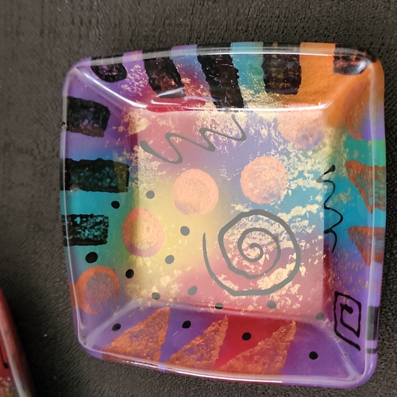 VINTAGE 1970S BOHO DECOR ABSTRACT ARTIST SIGNED GLASS PALLETES(6). - Picture 4 of 15